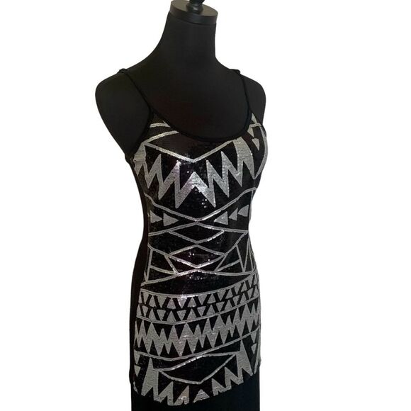 Gorgeous BKE Sequin Tank Top in Black & Silver, Size Medium - Picture 1 of 8